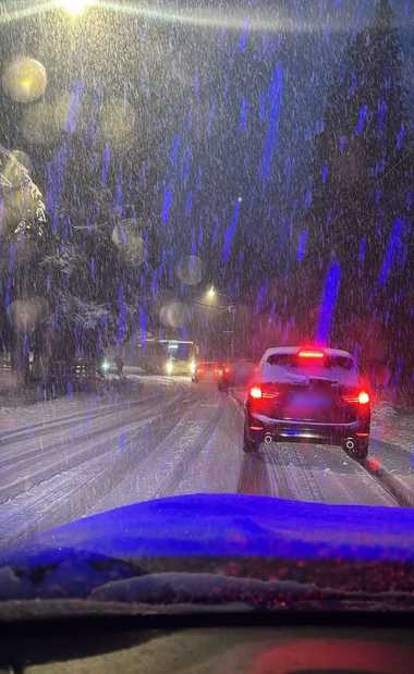 Sibiu: Trafic îngreunat spre staţiunea Păltiniş, din cauza zăpezii