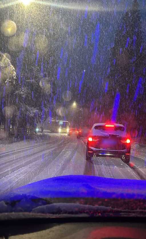 Sibiu: Trafic îngreunat spre staţiunea Păltiniş, din cauza zăpezii