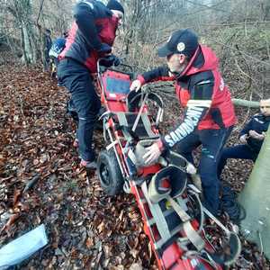 Maramureş: Intervenţie dificilă a salvatorilor montani pentru recuperarea unui bărbat, victimă a unui accident forestier