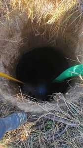 Neamţ: Trupul unui bărbat în stare avansată de descompunere, găsit într-o fântână dezafectată/ El fusese dat dispărut în vara anului trecut 