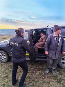 Botoşani: Peste 100 de persoane au căutat un bărbat de 88 de ani dispărut de acasă / Acesta a fost găsit teafăr, pe câmp, la cinci kilometri de locuinţa sa / El a povestit că s-a dezorientat şi nu a mai găsit drumul spre casă - FOTO

