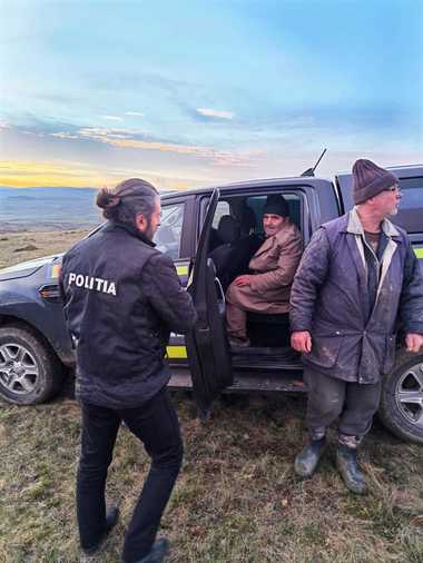 Botoşani: Peste 100 de persoane au căutat un bărbat de 88 de ani dispărut de acasă / Acesta a fost găsit teafăr, pe câmp, la cinci kilometri de locuinţa sa / El a povestit că s-a dezorientat şi nu a mai găsit drumul spre casă - FOTO
