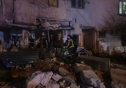 UPDATE - Explozie a unei butelii, neurmată de incendiu, produsă într-un apartament situat la parter, într-un imobil din Buftea/ Sunt patru victime, una fiind în stop cardio-respirator/ Există risc de prăbuşire, persoanele din zonă fiind evacuate