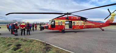 Elicopter Black Hawk, folosit în premieră de salvamontiştii braşoveni într-o acţiune de căutare a unui turist dispărut de duminică în Bucegi/ Zona este greu accesibilă/ Salvatorii montani au utilizat şi o dronă dotată cu cameră de termoviziune - FOTO