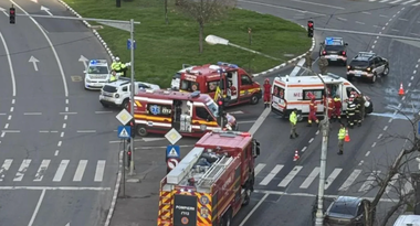 
Ambulanţă militară, implicată în accident în Bucureşti / Două persoane din autospecială au fost rănite
