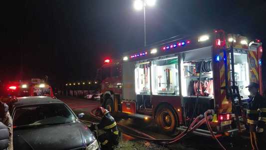 Puternic incendiu în judeţul Timiş – Au fost afectate două case / Pompierii au reuşit să limiteze extinderea la alte două locuinţe / Cisternă de mare capacitate cerută de la Timişoara