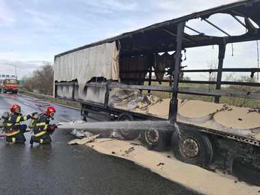 UPDATE - Trafic oprit pe sensul spre Capitală al A2 din cauza un incendiu la un vehicul care transporta nitrocalcar, în apropierea staţiei de taxare de la Feteşti / Incendiul a fost stins după aproximativ o oră - FOTO