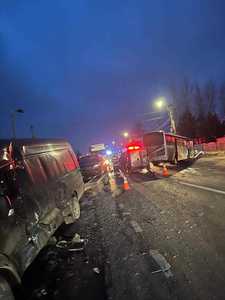 Suceava: Trei persoane, transportate la spital după un accident în care au fost implicate două autoutilitare şi un autocar/ Traficul pe DN 2, oprit