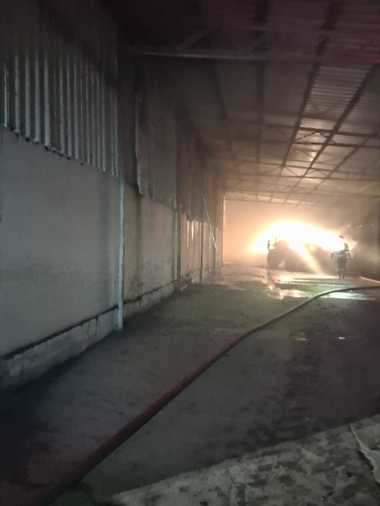 UPDATE - Incendiu puternic la o hală cu tractoare în judeţul Iaşi / Degajări mari de fum / În interior sunt butelii şi butoaie cu motorină ceea ce creşte riscul producerii de explozii 

