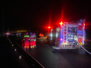 Plan Roşu de Intervenţie în judeţul Hunedoara, după un accident pe autostradă / Două maşini, o autoutilitară cu lemne şi o dubă s-au ciocnit / Duba a luat foc, fiind distrusă aproape în totalitate / Cinci persoane au fost evaluate medical