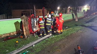 Arad: O femeie a murit şi o altă persoană a fost rănită într-un accident în care a fost implicat un autoturism