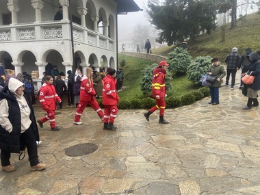 ISU Hunedoara - 24 de persoane care participau la ceremoniile de canonizare a lui Arsenie Boca au necesitat asistenţă medicală / Un adult şi un copil de 13 ani au fost transportaţi la spital / Recomandări pentru pelerini - FOTO