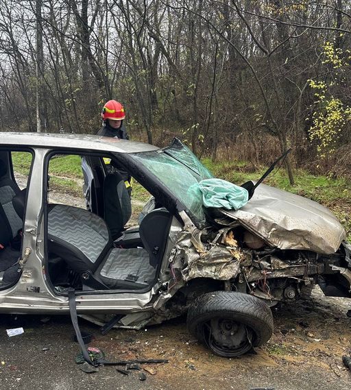 Accident cu patru victime în judeţul Gorj, unde un autoturism a derapat - FOTO