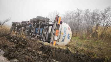 Cisternă încărcată cu 19 tone de GPL, răsturnată pe marginea unui drum din Vaslui - VIDEO
