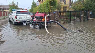 Dâmboviţa: Intervenţii ale pompierilor în cinci localităţi, unde s-au produs inundaţii în urma ploii torenţiale
