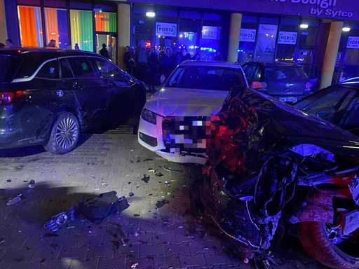 UPDATE - Accident în parcarea unui complex sportiv din Satu Mare. Un şofer a lovit mai multe autoturisme. El a fost dus la spital, fiind rănit/ Bărbatul era sub influenţa alcoolului - FOTO
