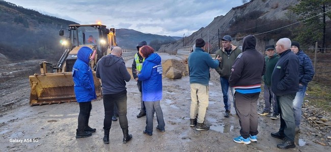 UPDATE - Buzău: Drum judeţean avariat de ploile căzute în ultimele zile / Circulaţia a fost reluată la 8.40 - FOTO
