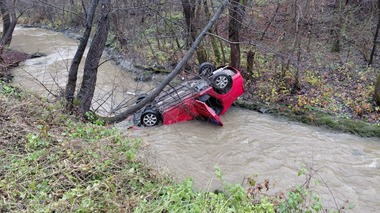 Hunedoara: O maşină s-a răsturnat în râul Cerna/ Şoferul a fost rănit şi dus de urgenţă la spital - FOTO