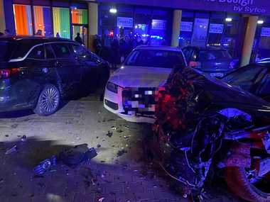 Şoferul care a provocat un accident în parcarea unui complex sportiv din Satu Mare avea o alcoolemie de aproape trei la mie. El a fost reţinut
