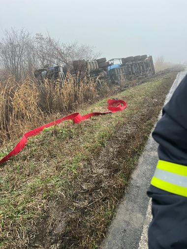 Operaţiuni eşuate de punere pe roţi a cisternei încărcate cu 19 tone de GPL, răsturnată pe marginea unui drum din Vaslui. Există pericolul creării de balans care să producă răsturnarea pe partea opusă