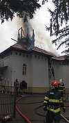 Bacău: Turla unei biserici a luat foc, pompierii intervenind pentru lichidarea incendiului care s-a extins pe sute de metri pătraţi - VIDEO
