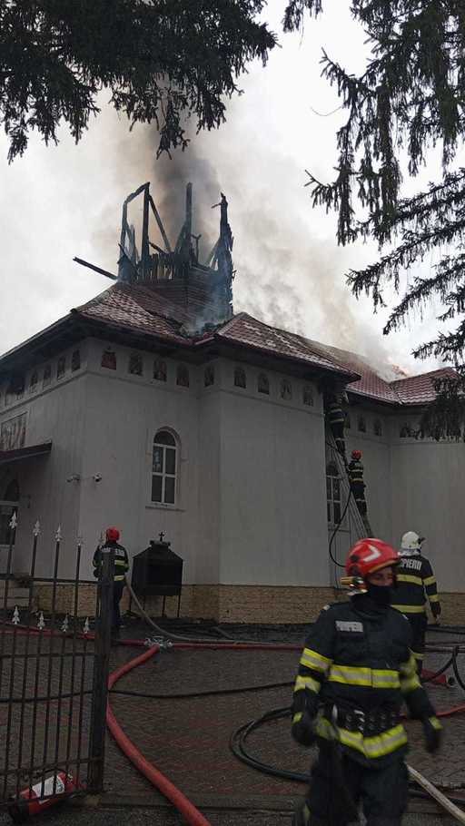Bacău: Turla unei biserici a luat foc, pompierii intervenind pentru lichidarea incendiului care s-a extins pe sute de metri pătraţi - VIDEO
