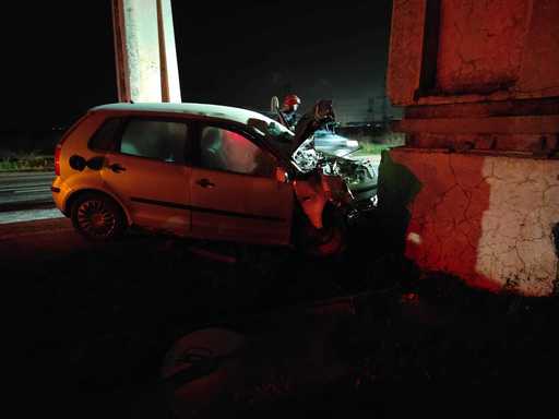 UPDATE - Accident la intrarea în Slatina – O maşină a intrat în totemul de beton, iar şoferul, deşi rănit, a reuşit să iasă din vehicul / Autoturismul a luat foc în scurt timp

