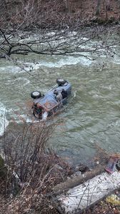 Gorj: Două persoane, salvate după ce au căzut cu maşina în apele Jiului - FOTO, VIDEO