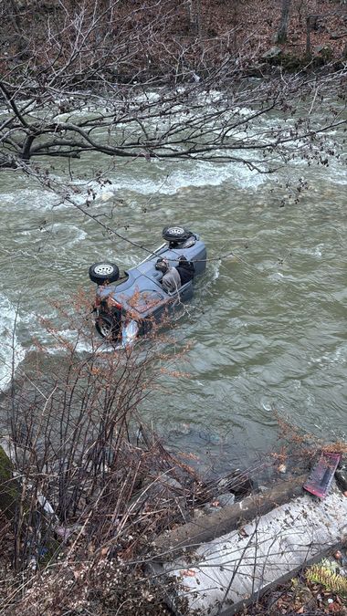 Gorj: Două persoane, salvate după ce au căzut cu maşina în apele Jiului - FOTO, VIDEO