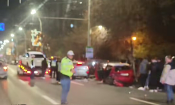Accident cu cinci maşini în Capitală – Un şofer de 20 de ani a intrat într-o maşină, pe care a proiectat-o în alte trei vehicule / Femeia care conducea maşina lovită iniţial a fost rănită / Unul dintre şoferi - 0,11 mg/l alcool pur în aerul expirat

