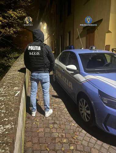 Percheziţii la o reţea de traficanţi de droguri care introducea stupefiante în penitenciare şi urmărea reducerea pedepselor unor persoane, prin formularea de denunţuri false / Au loc descinderi şi în Italia / Este vizată şi o avocată  