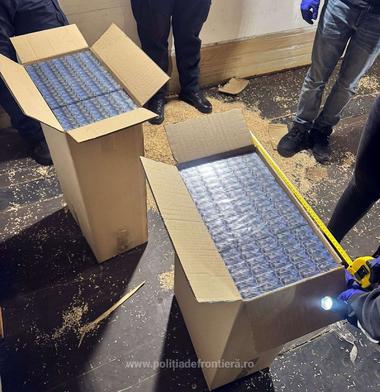 Ţigări în valoare de 6,7 milioane de lei, descoperite într-un camion în apropiere de Vama Nădlac