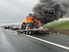 O ambulanţă pentru transport pacienţi cu dializă, aflată pe o platformă, a luat foc pe autostrada A1, în Timiş