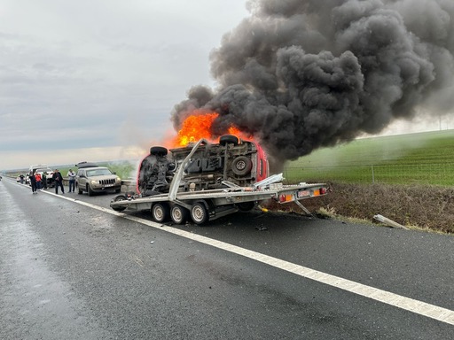 O ambulanţă pentru transport pacienţi cu dializă, aflată pe o platformă, a luat foc pe autostrada A1, în Timiş