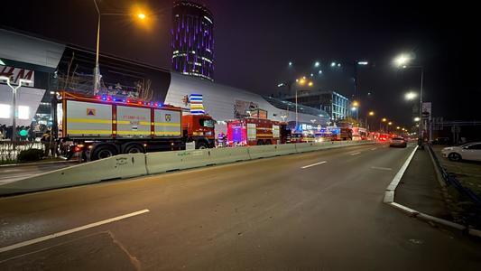 UPDATE - Incendiu la un mall de pe Calea Floreasca din Bucureşti/ Au fost degajări de fum de la un transformator/ Circa 1.100 de persoane au ieşit sau au fost evacuate/ Incendiul, stins - FOTO, VIDEO
