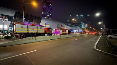 UPDATE - Incendiu la un mall de pe Calea Floreasca din Bucureşti/ Au fost degajări de fum de la un transformator/ Circa 1.100 de persoane au ieşit sau au fost evacuate/ Incendiul, stins - FOTO, VIDEO