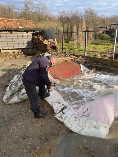 UPDATE - Şedinţă a CJSU Bihor, după ce un foraj necorespunzător realizat într-o gospodărie a declanşat erupţia unei coloane de apă însoţită de gaz metan şi sulf / Persoanele din locuinţă, evacuate / Perimetru de protecţie
