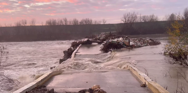 Pod peste râul Argeş, rupt în judeţul Călăraşi din cauza deversărilor de la barajul Mihăileşti / Primarul anunţă că nu sunt oameni izolaţi şi nu se impune evacuarea - VIDEO

