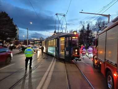 Accident în care au fost implicate un tramvai, un autoturism şi o autoutilitară, la Iaşi/ În urma impactului, tramvaiul a deraiat/ Nu sunt persoane rănite