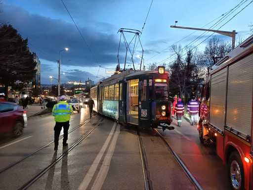 Accident în care au fost implicate un tramvai, un autoturism şi o autoutilitară, la Iaşi/ În urma impactului, tramvaiul a deraiat/ Nu sunt persoane rănite