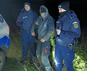Botoşani: Bărbat dispărut cu o zi în urmă, găsit de poliţişti pe un câmp, în şoc hipotermic, la trei kilometri de locuinţa sa - FOTO