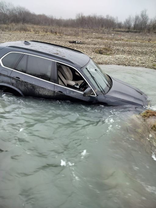 Neamţ - Un şofer beat şi fără permis, care nu a oprit la semnalele poliţiştilor şi a fugit apoi abandonând maşina în albia unui râu, a fost reţinut - FOTO