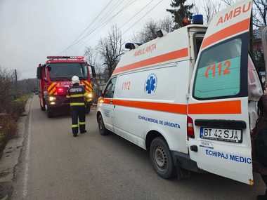 Botoşani: Un bărbat de 87 de ani a murit într-un incendiu, iar soţia sa a ajuns la spital cu arsuri la nivelul feţei / Femeia a fost salvată de un vecin, care a văzut fum şi a ajutat-o să iasă din locuinţă 
