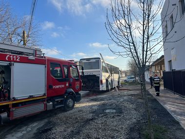 Un autobuz în care se aflau 52 de persoane a luat foc în judeţul Timiş - FOTO
