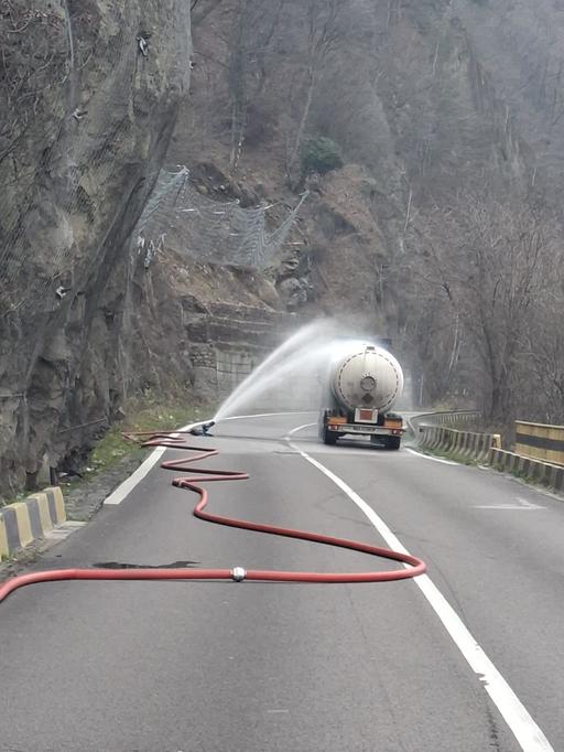 UPDATE - Vâlcea: Scăpări de gaze dintr-o cisternă cu GPL aflată în localitatea Călimăneşti, pe DN 7/ Nu sunt victime/ Traficul este oprit/ Se acţionează cu jet pulverizat pe cisternă/ A fost emis mesaj RO-Alert - FOTO, VIDEO