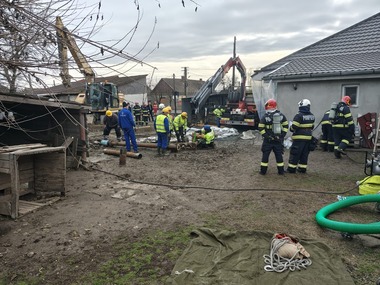 Bihor: Lucrările de închidere a puţului de gaz din Sântimreu, descoperit accidental în timpul unor foraje pentru apă, au început