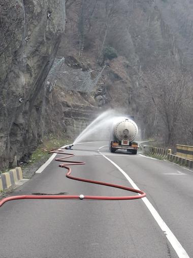 Traficul rutier pe Valea Oltului, în zona unde sunt scăpări de gaze dintr-o cisternă cu GPL, rămâne închis până miercuri dimineaţă
