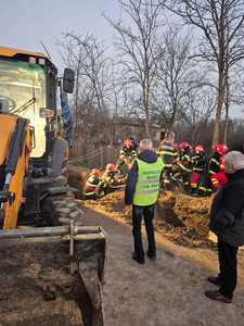 Brăila: Bărbat care făcea lucrări la canalizare, mort după ce a fost prins sub un mal de pământ