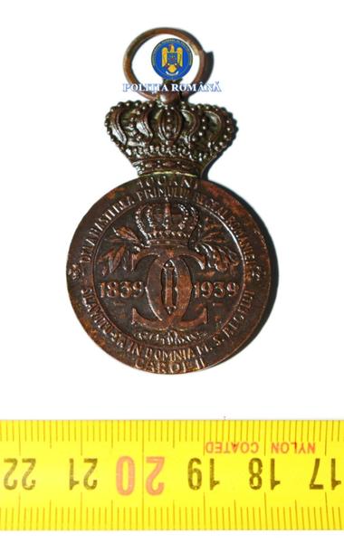 Neamţ - Două persoane audiate într-un dosar privind accesul neautorizat cu detectoare de metale în zonele cu patrimoniu arheologic/ La domiciliile lor au fost găsite monede din 1.885 şi 1.867, un medalion comemorativ Carol I, fragmente de bijuterii - FOTO