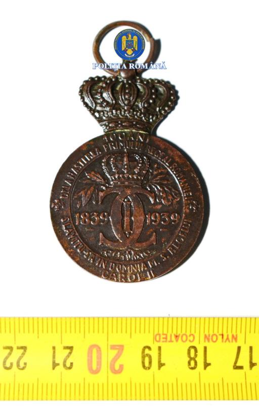 Neamţ - Două persoane audiate într-un dosar privind accesul neautorizat cu detectoare de metale în zonele cu patrimoniu arheologic/ La domiciliile lor au fost găsite monede din 1.885 şi 1.867, un medalion comemorativ Carol I, fragmente de bijuterii - FOTO